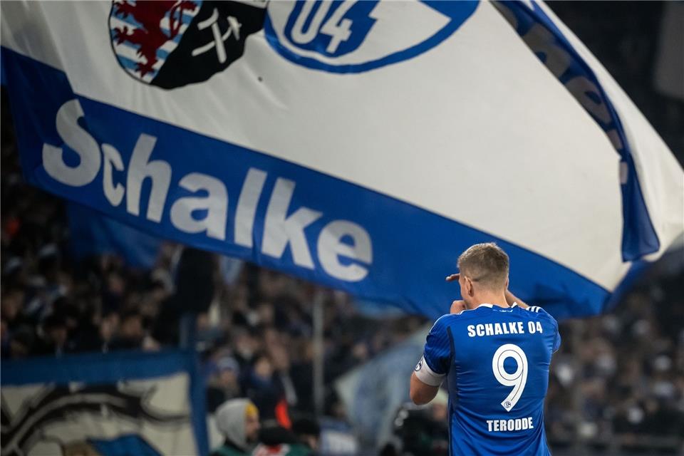 Schalkes Simon Terodde jubelt über sein Tor zum 3:0.