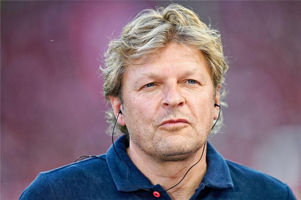 Schalkes Sportdirektor Youri Mulder freut sich über noch einen weiteren Neuzugang für den Angriff.Uwe Anspach/dpa