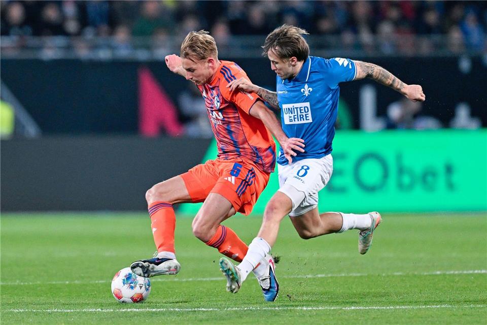 Schalkes Timo Becker (l.) im Duell mit Darmstadts Luca Marseiler.Uwe Anspach/dpa