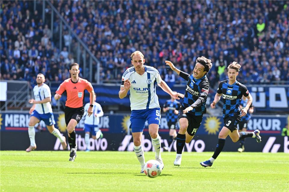 Schalkes Timo Becker spielt gegen Paderborns Mika Baur. Swen Pförtner/dpa