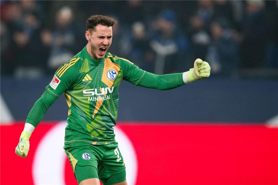 Packendes West-Duell: Schalke spielt 1:1 gegen Düsseldorf Schalkes Torwart Justin Heekeren feiert den Ausgleich von Moussa Sylla.Marius Becker/dpa