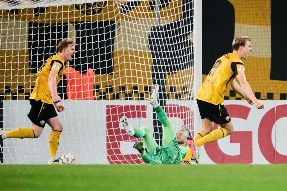 Schalkes Torwart Loris Karius (M) kann die 1:0-Führung von Dynamo Dresden nicht verhindern. Robert Michael/dpa