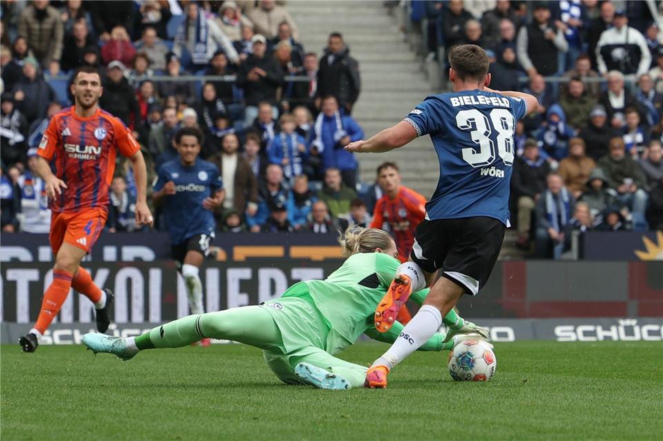 Schalkes Torwart Loris Karius rettet einen Schuss von Bielefelds Marius Wörl. Friso Gentsch/dpa