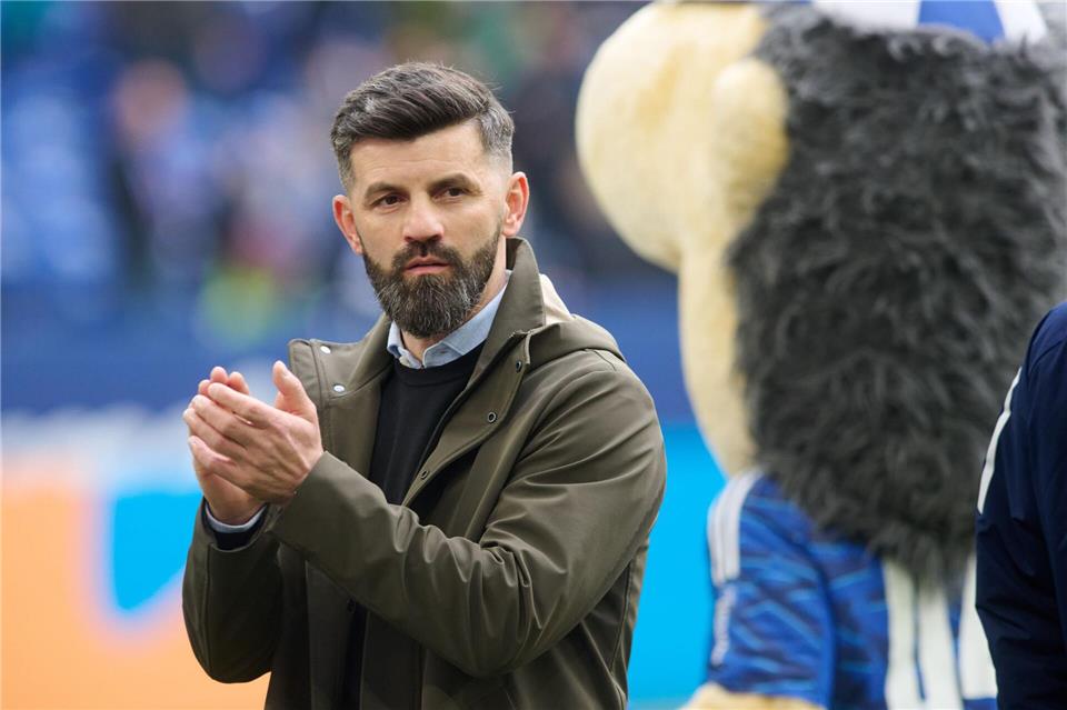 Schalkes Trainer Miron Muslic warnt vor einem herausfordernden Spiel gegen auswärtsstarke Magdeburger (Archivbild).Bernd Thissen/dpa