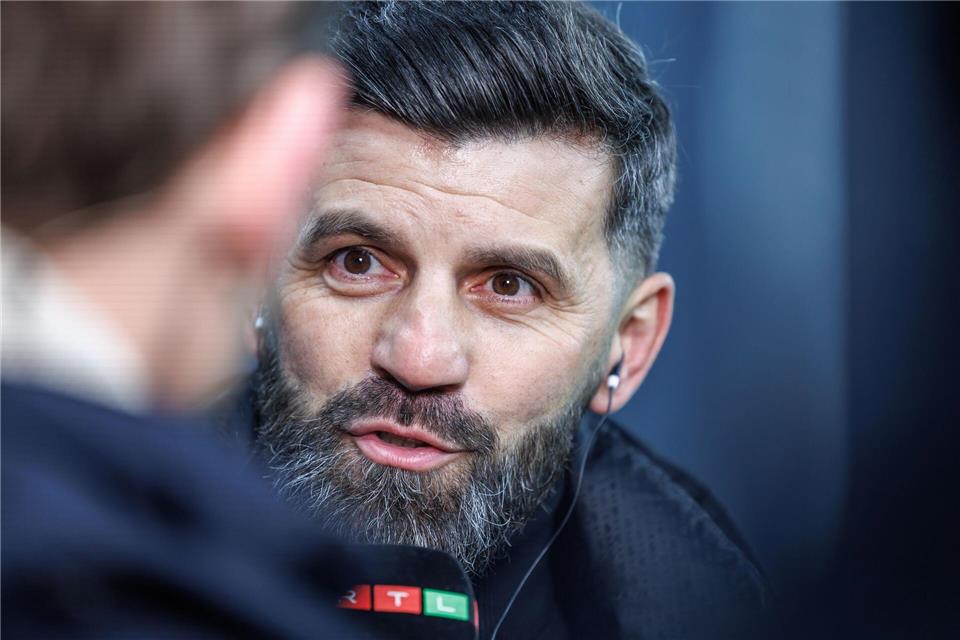 Schalkes Trainer Muslic hat mit Charme auf Transfergerüchte um Edin Dzeko reagiert. Andreas Gora/dpa