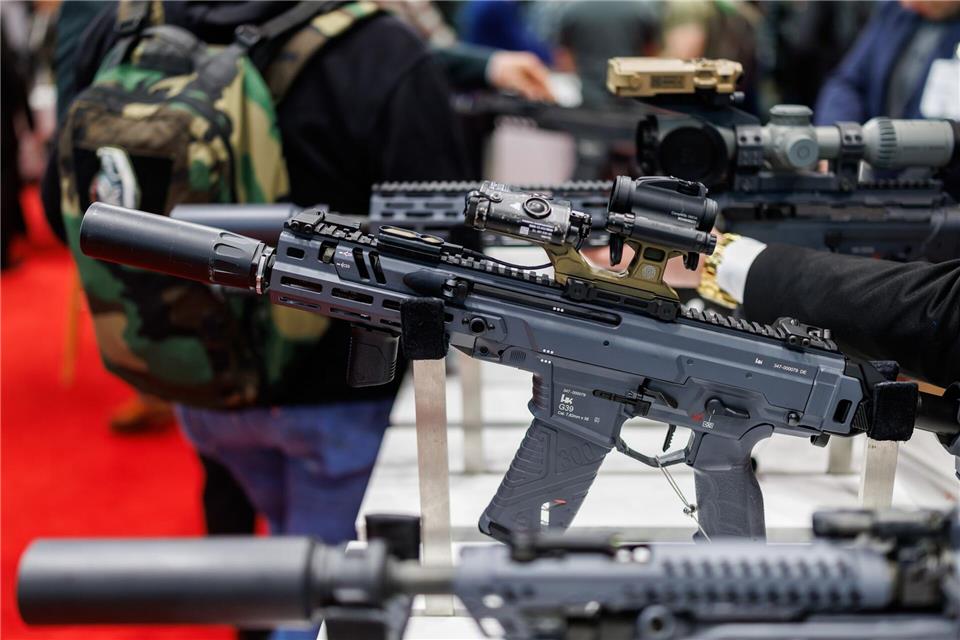 Schallgedämpfte H&K-Sturmgewehre des Typs G39, die von Spezialkräften der Bundeswehr genutzt werden, an einem Messestand der Nürnberger Waffenmesse Enforce Tac (Archivbild)Daniel Karmann/dpa