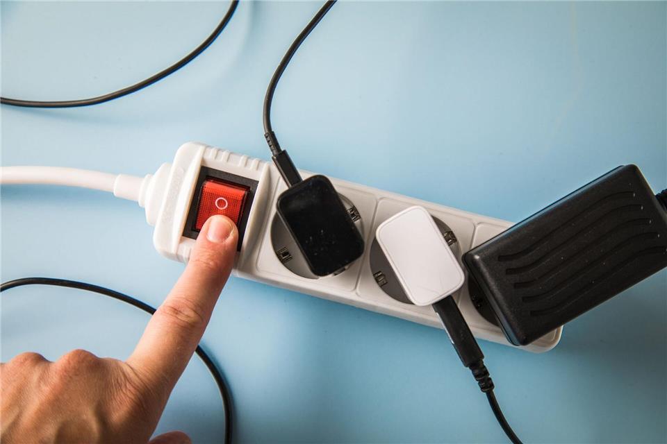 Schalter aus, Strom gespart: Mit abschaltbaren Steckdosenleisten lassen sich Stromfresser leicht ausschalten.picture alliance / dpa-tmn