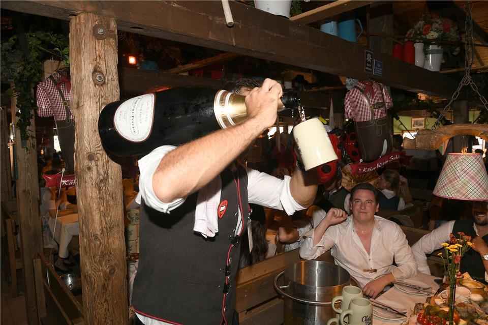 Schampus gibt es vor allem im Käferzelt. (Archivbild)Felix Hörhager/dpa