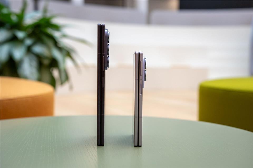 Scharfe Kanten - scharfe Preise: Das Fold 8 Ultra (links) gibt es ab 2.199 Euro, das kleinere Fold 8 (rechts) ist ab 1.999 Euro zu haben.Nico Tapia/dpa-tmn