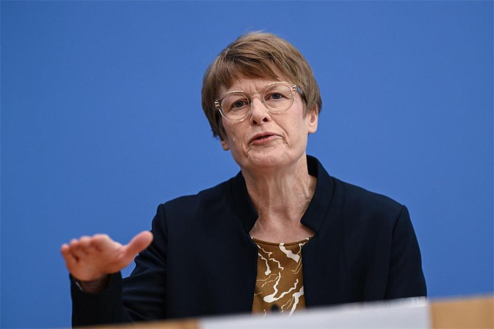 Scharfe Kritik am Tankrabatt: Ökonomin Veronika Grimm. (Archivbild) Britta Pedersen/dpa