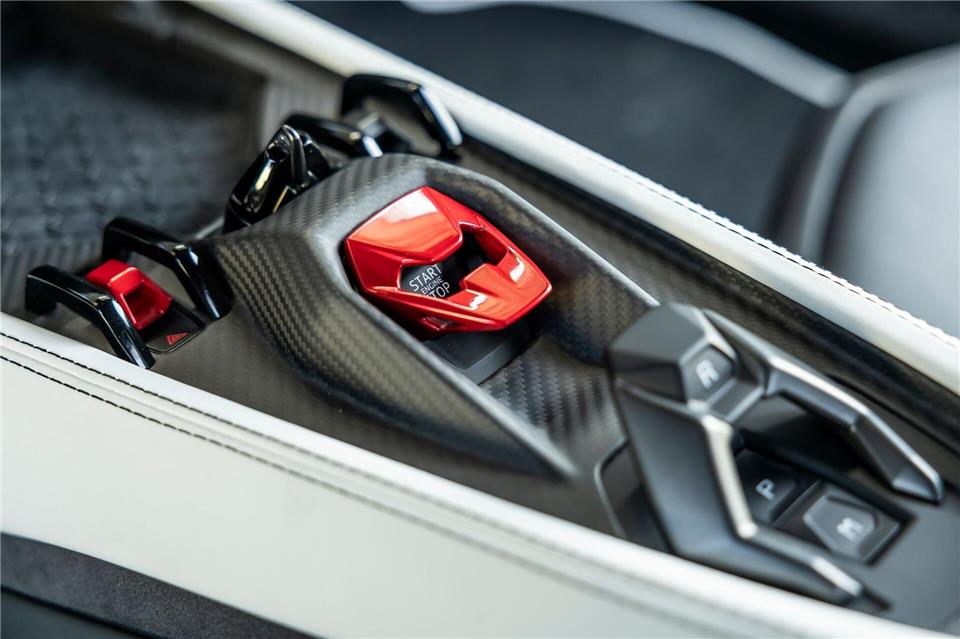 Scharfgestellt und Feuer frei: Hinter der Klappe befindet sich der Startknopf für den Motor.Wolfango Spaccarelli/Lamborghini/dpa-tmn