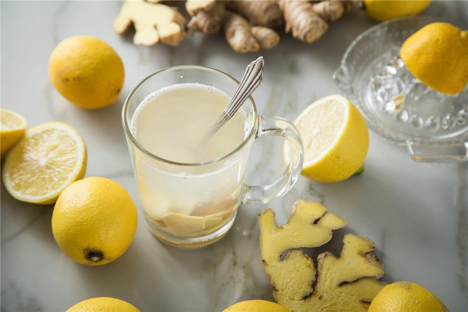 Honig, Suppe, Wickel: Erkältungs-Hausmittel im Check Scharfmacher wie Ingwer sollen Viren und Bakterien das Leben schwer machen, die Zitrone macht Vitamin-C-Brausetabletten verzichtbar.picture alliance / dpa-tmn