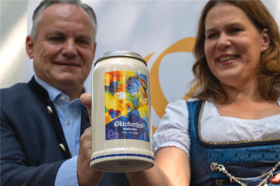 Scharpf, neuer Bierkrug und Dietl.Peter Kneffel/dpa