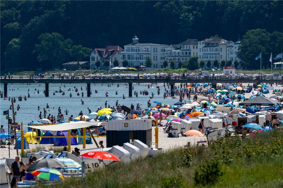 Schattenspende Strandkörbe sind gefragt.Stefan Sauer/dpa