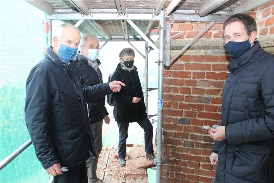 Schauen sich die Fortschritte bei den Arbeiten an (v. li.): Georg Badurczyk (Kirchenvorstand), Winfried Häder, Architektin Monika Göddeker und Thomas Vestrick von der Zentralrendantur des Dekanats Borken.