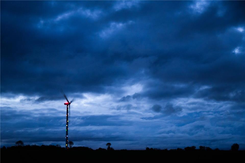 Schauer, Gewitter und viel Wind – die Sonne lässt sich in der kommenden Woche kaum blicken. (Archivbild)Julian Stratenschulte/dpa