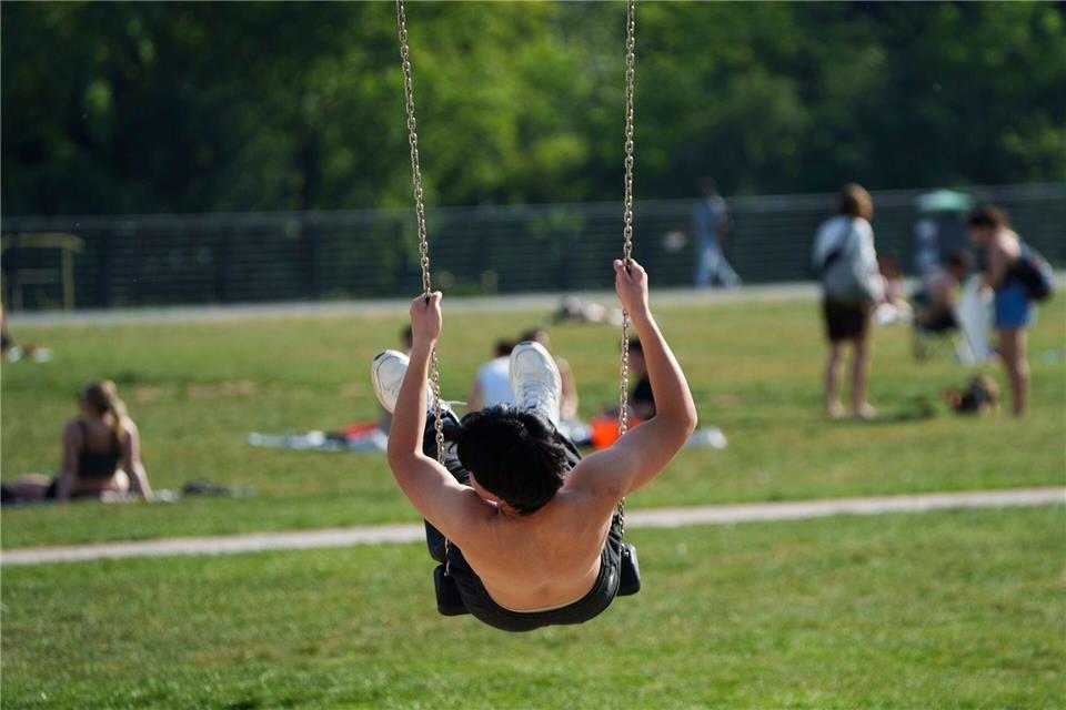 Schaukeln in der Sonne - Viele Menschen genießen das sommerliche Wetter.Andreas Arnold/dpa