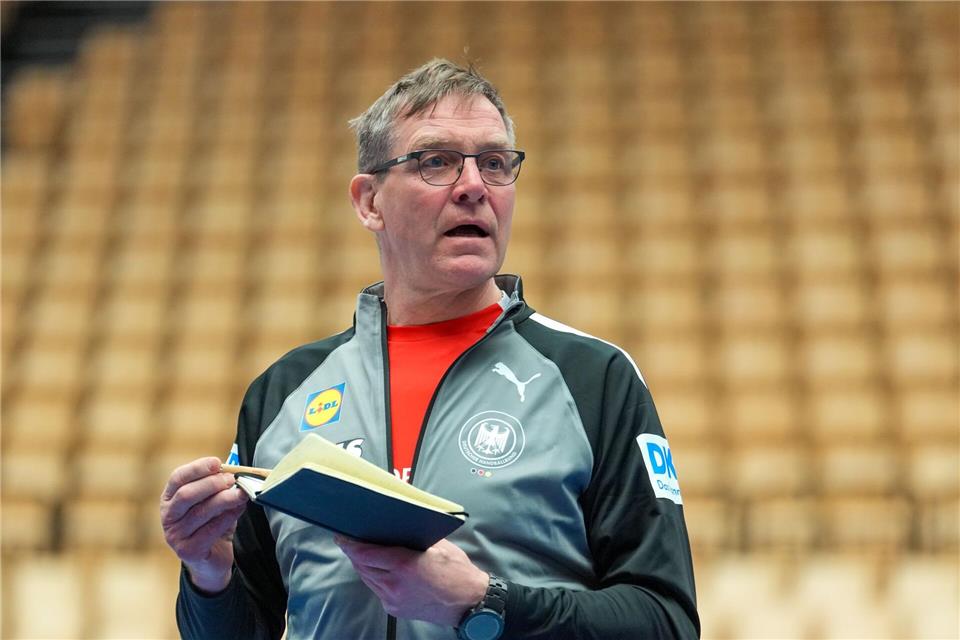 Schaulaufen für die EM: Bundestrainer Gislason wird in den Testspielen ganz genau hingucken. (Archivbild)Soeren Stache/dpa