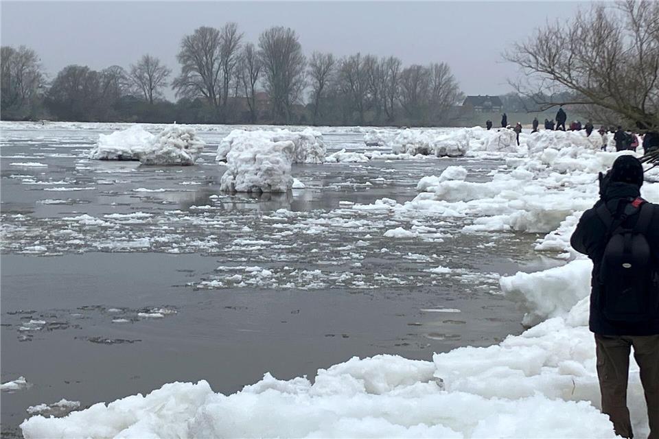 Schaulustige gucken sich die Eisschollen auf der Elbe an. Benjamin Haller/dpa