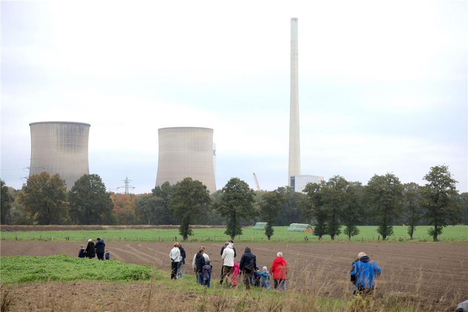 Krach in Werne: RWE sprengt 280 Meter hohen Kamin Schaulustige sahen aus sicherer Entfernung zu.Christoph Reichwein/dpa