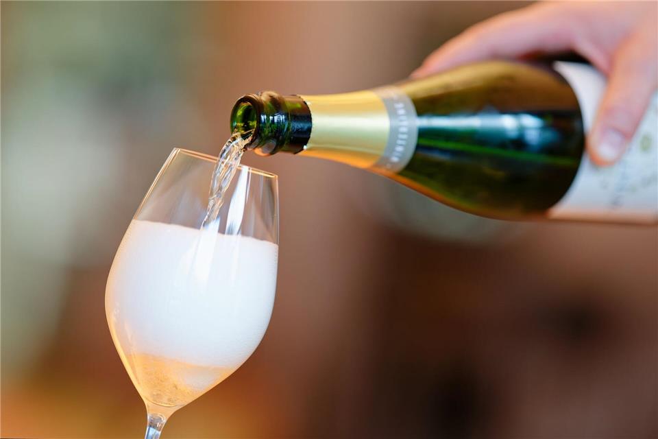 Schaumwein ist beliebt in Deutschland - aber der Absatz geht nach unten. (Symbolbild)Uwe Anspach/dpa