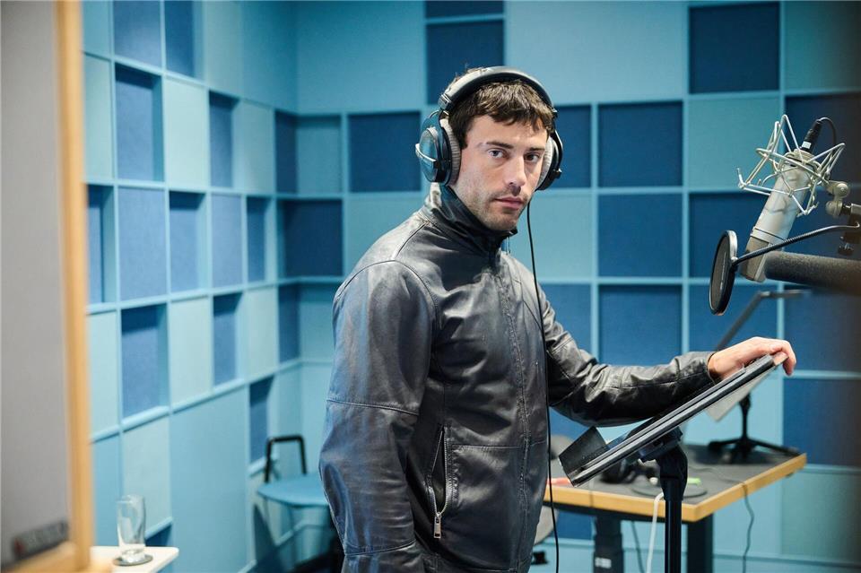 Schauspieler Aaron Altaras im Hörspiel-Studio.Annette Riedl/dpa