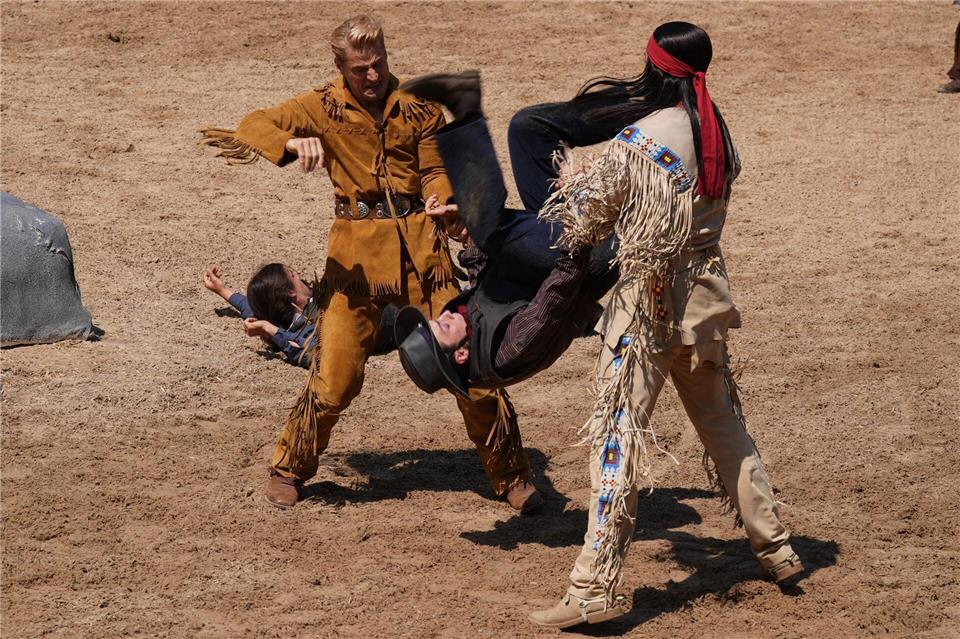 Schauspieler Alexander Klaws (r) als Winnetou und Schauspieler Bastian Semm (l) als Old Shatterhand, spielen eine Szene des Abenteuers „Im Tal des Todes“ im Freilichttheater am Kalkberg.Marcus Brandt/dpa