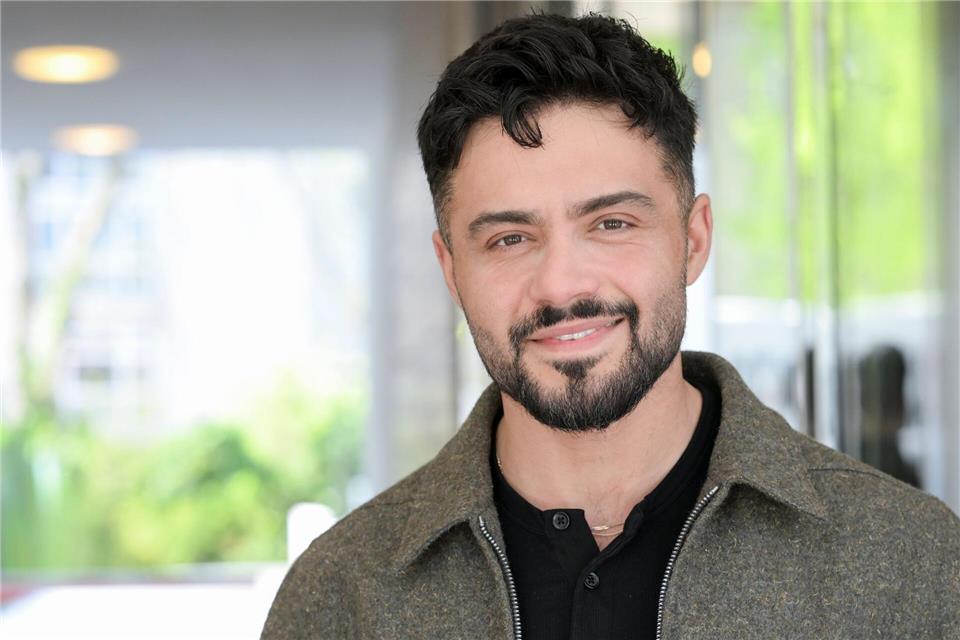 Schauspieler Aram Arami bei einem Fototermin für die Deutsche Presse-Agentur im April 2026 in Berlin.Jens Kalaene/dpa