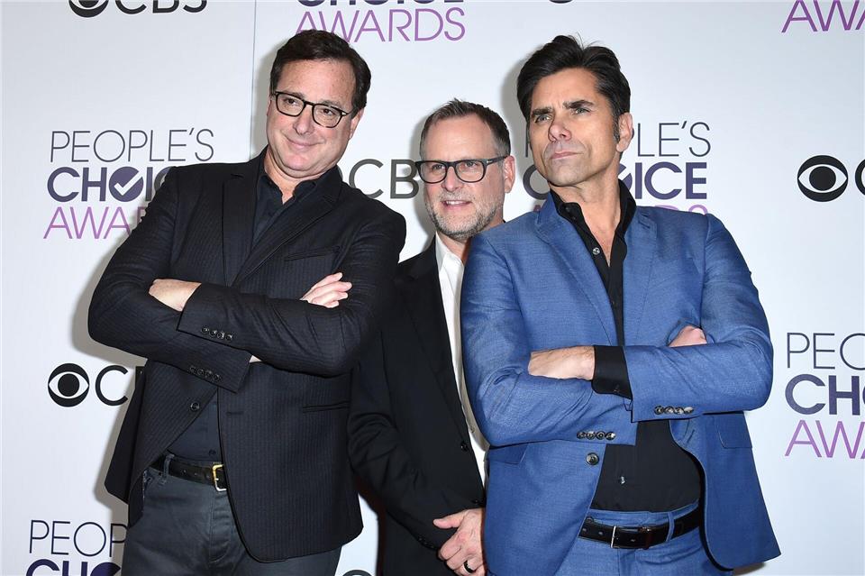 Schauspieler Bob Saget (links), Dave Coulier (Mitte) und John Stamos (rechts) spielten die Hauptrollen in der Sitcom „Fuller House“. (Archivbild)Jordan Strauss/Invision/AP/dpa