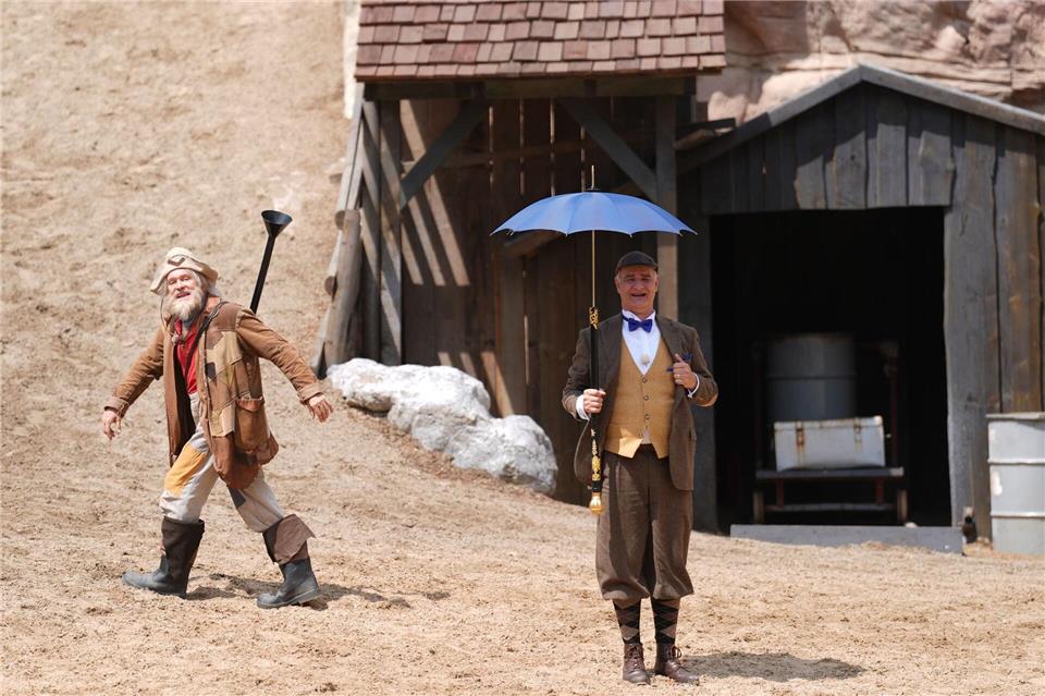 Schauspieler Heinrich Schafmeister (r) als Sir John Raffley und Dirc Simpson als Sam Hawkins in einer Szene des Abenteuers „Im Tal des Todes“ im Freilichttheater am Kalkberg. Marcus Brandt/dpa