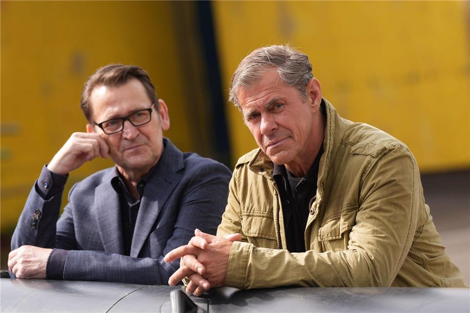 Schauspieler Ingo Naujoks (l) als Kommissar Lars Englen und Schauspieler Sven Martinek als Kommissar Finn Kiesewetter dürfen heute mal zur Primetime um 20.15 Uhr ran. Marcus Brandt/dpa