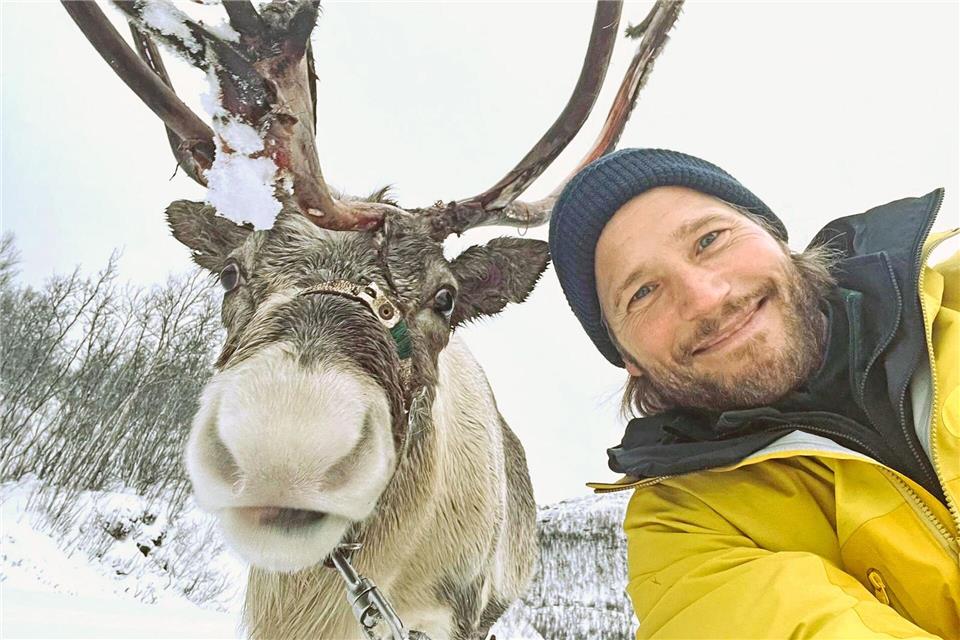 Schauspieler Sebastian Ströbel nimmt sein Publikum in der ZDF-Dokumentation „Meine Arktis“ mit ans eisige Ende der Welt. (Handout)David Enge/ZDF/dpa