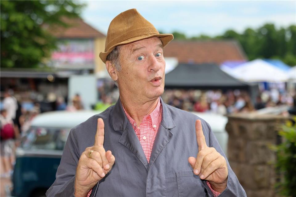 Schauspieler Tom Gerhardt, bekannt als „Hausmeister Krause“, gehört bei der Dackel-Meisterschaft zur Jury eines Wettbewerbs.Peter Gercke/dpa