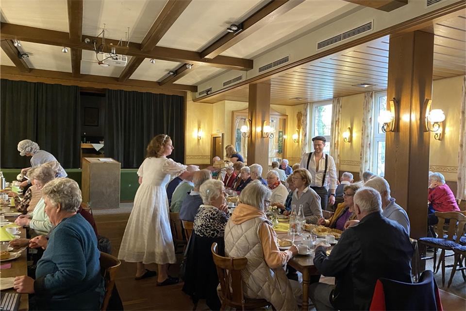 Schauspieler der plattdeutschen Theatergruppe haben in der Pause der Nachmittags-Aufführung Kaffe und Kuchen serviert und Spenden für die Kumi-Aktion erbeten.