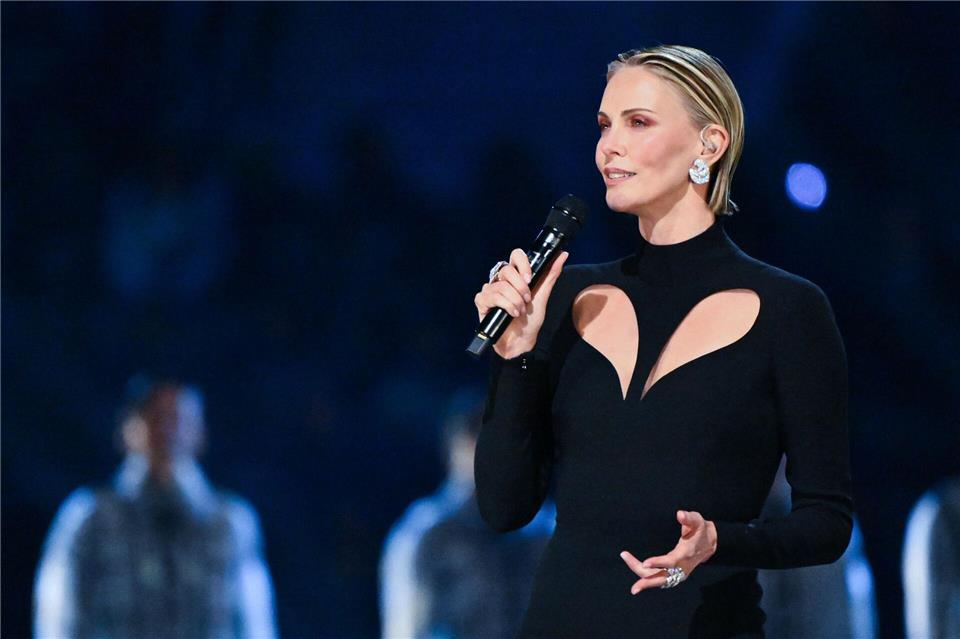 Schauspielerin Charlize Theron hielt eine Rede für den Frieden.Peter Kneffel/dpa-POOL/dpa
