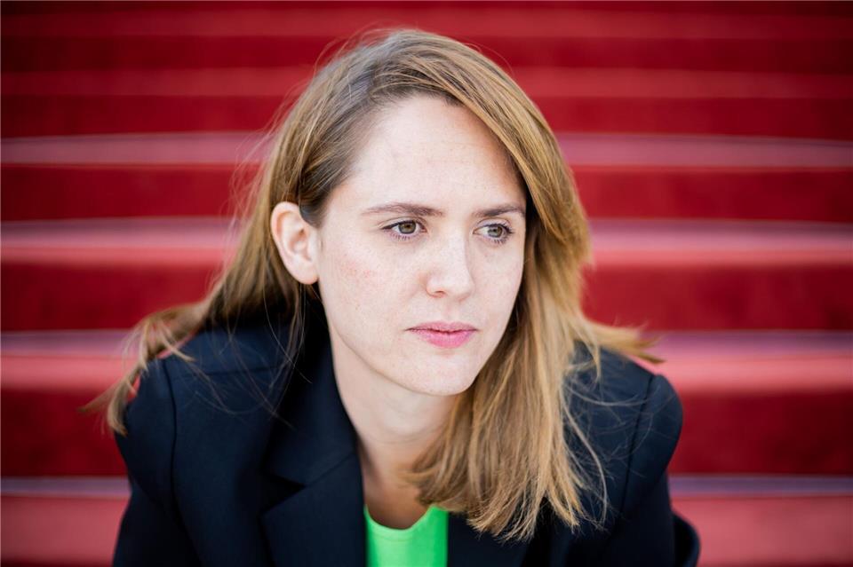 Schauspielerin Emily Cox übernimmt als neue Rechtsmedizinerin Mala Murphy im Thüringenkrimi „Gerechtigkeit“. (Archivbild)Christoph Soeder/dpa