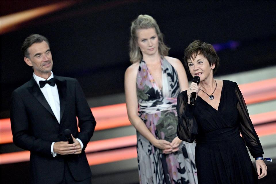 Goldene Henne für Barbara Schöneberger und Sarah Connor Schauspielerin Katrin Sass wurde mit der Goldenen Henne für ihr Lebenswerk ausgezeichnet.Hendrik Schmidt/dpa