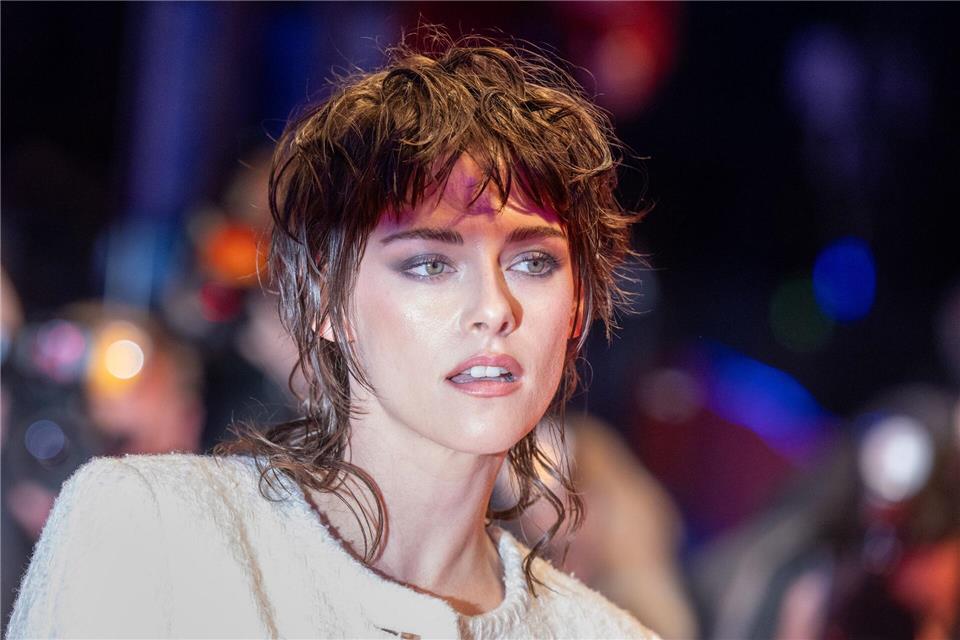 Schauspielerin Kristen Stewart zeigte den Frisuren-Trend Mullet schon 2024 auf dem Roten Teppich. Im Gegensatz zum „Vokuhila“ ist er natürlicher und eleganter.picture alliance/dpa
