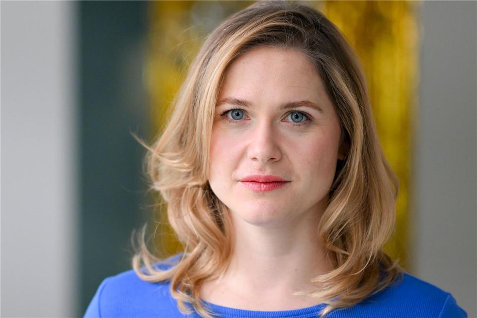 Schauspielerin Laura Lippmann kann Gebärdensprache übersetzen.Jens Kalaene/dpa