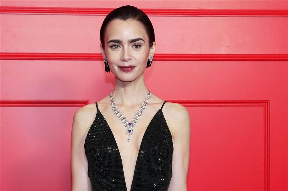 Schauspielerin Lily Collins (36) soll in einem Film über die Arbeiten an der Komödie „Frühstück bei Tiffany“ die Film-Ikone Audrey Hepburn verkörpern. (Archivbild)Aurelien Morissard/AP/dpa