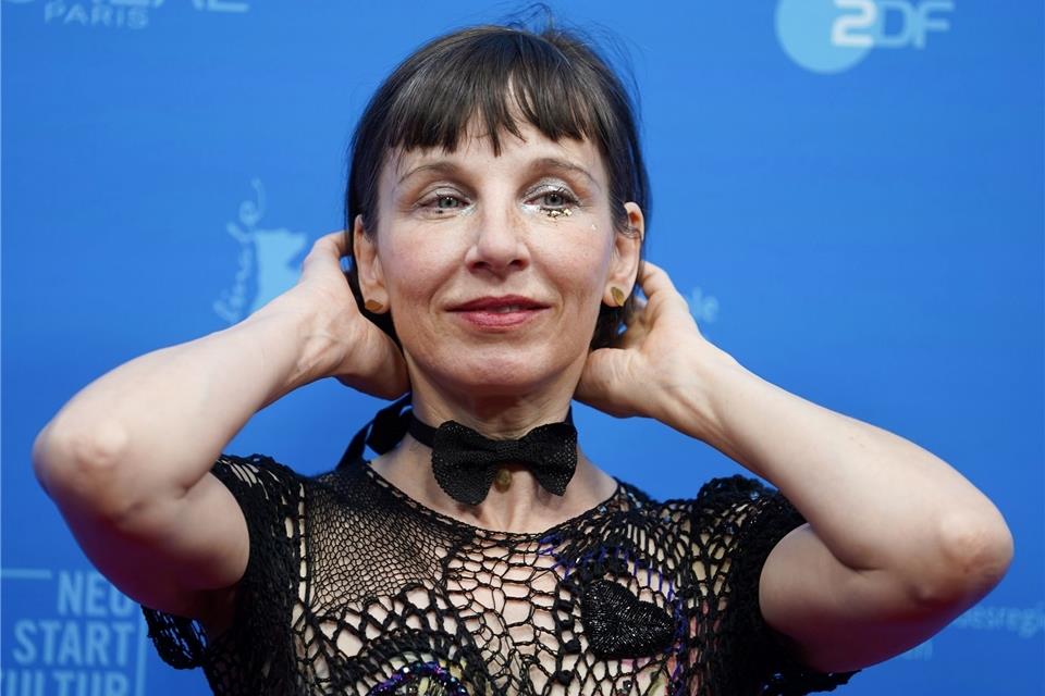 Schauspielerin Meret Becker hat sich mit den Protestierenden im Iran solidarisiert.