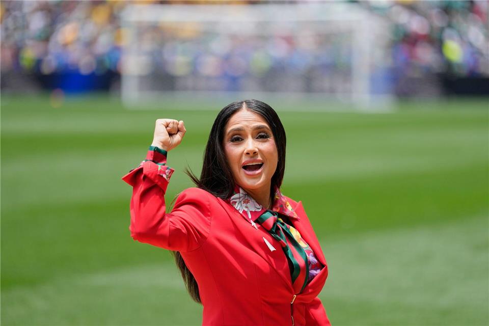 Schauspielerin Salma Hayek als WM-Botschafterin.Natacha Pisarenko/AP/dpa