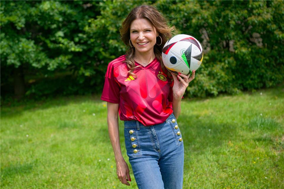 Schauspielerin Tabea Heynig kickt manchmal mit ihrem kleinen Sohn.Henning Kaiser/dpa