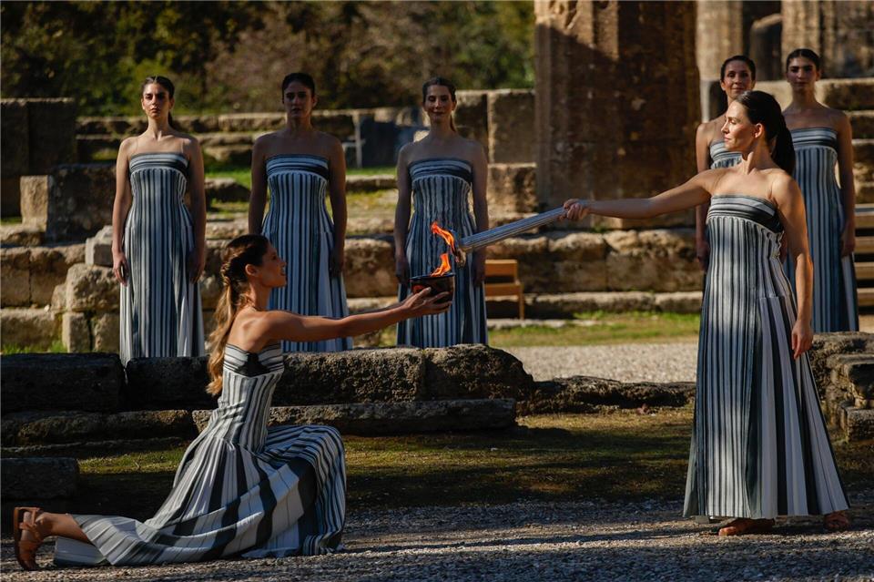 Schauspielerinnen und Tänzerinnen übernehmen die Rolle der Priesterinnen. Socrates Baltagiannis/dpa