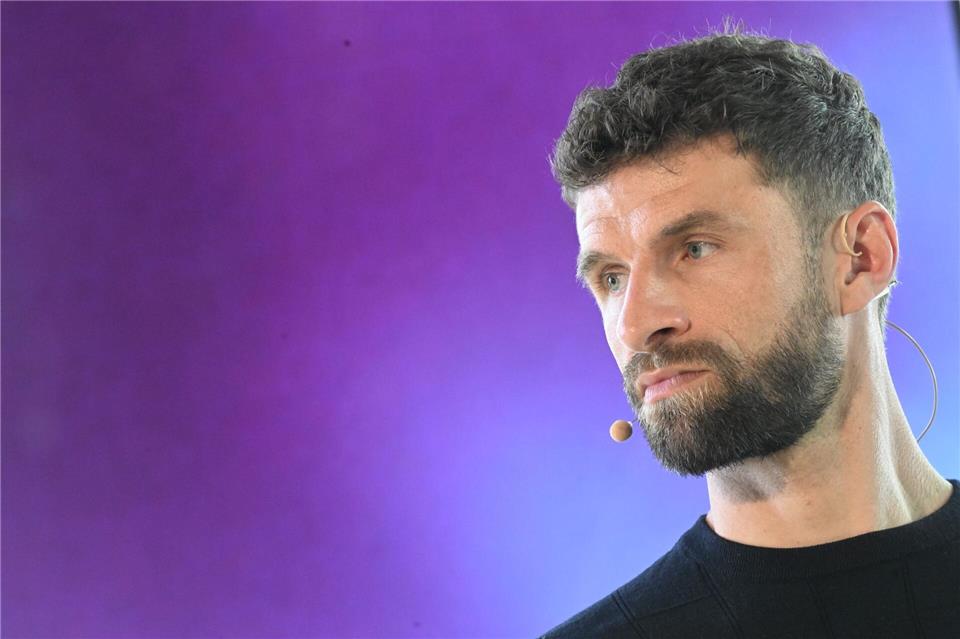 Schaut sich die Entwicklung von Brown genau an: Der frühere Bayern-Star Thomas Müller. (Archivbild)Felix Hörhager/dpa