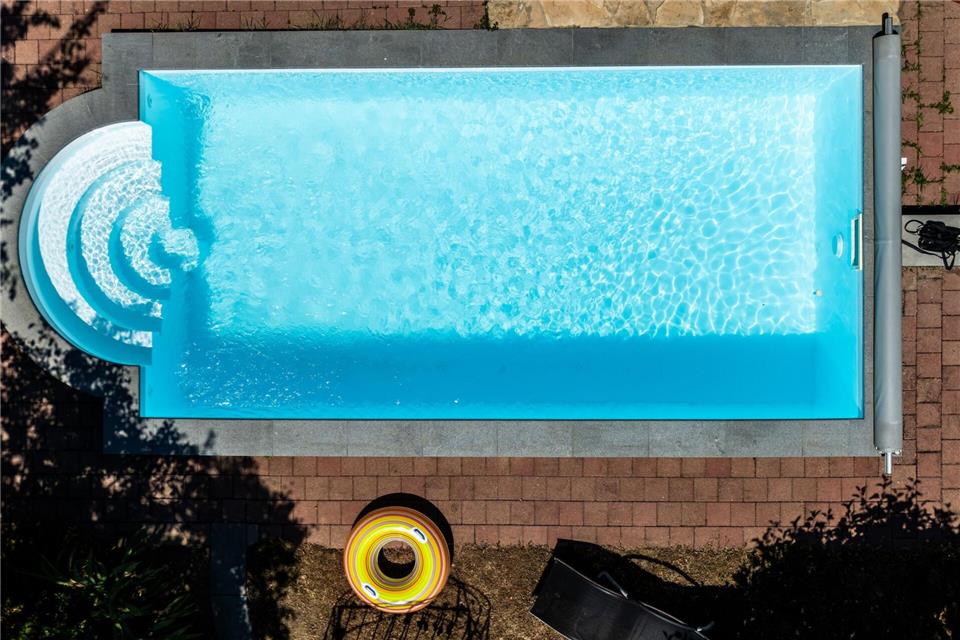 Scheint die Sonne auf das Wasser und erwärmt es, können Mikroorganismen gut wachsen. (Archivbild)Philipp von Ditfurth/dpa