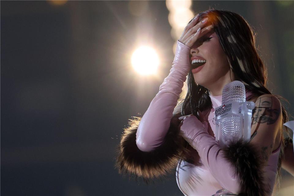 Scheint es kaum fassen zu können: ESC-Siegerin Dara aus Bulgarien.Jens Büttner/dpa