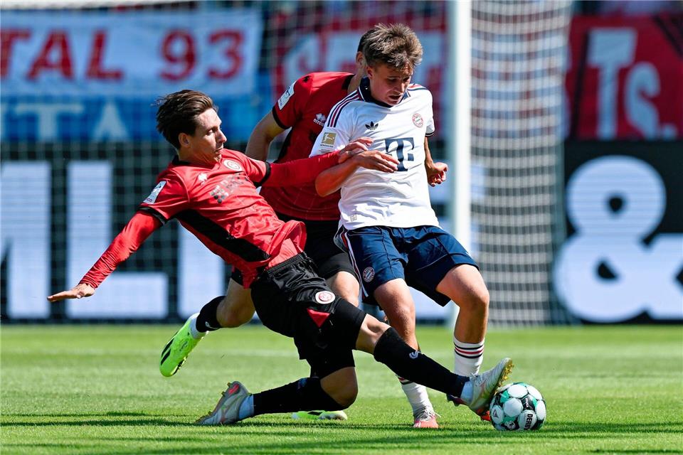 Schenkten einander nichts: Wiesbadens Max Brandt im Duell mit Bayern-Talent Simon Schaff.Uwe Anspach/dpa