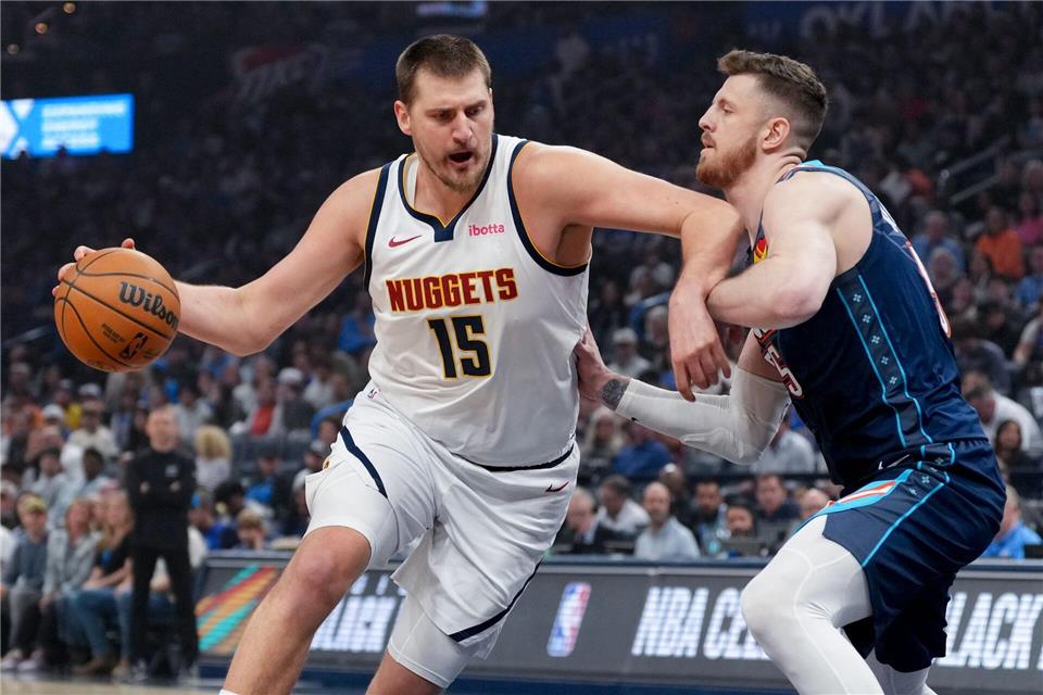 Schenkten sich in einer hitzigen Partie nichts: Nikola Jokic (l) und Isaiah Hartenstein.Kyle Phillips/AP/dpa