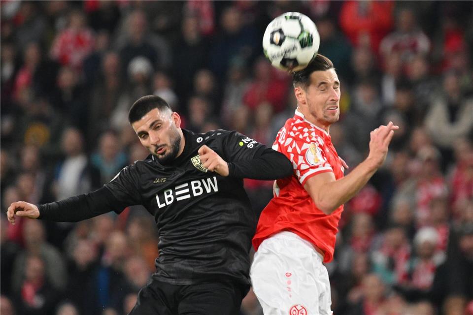 Schenkten sich nichts: Deniz Undav und Dominik Kohr im Luftduell.Torsten Silz/dpa